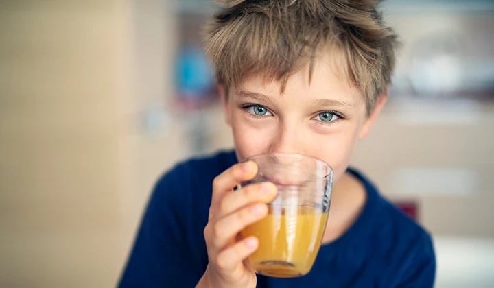 Junge trinkt Orangensaft Vitamin-C-Tagesbedarf