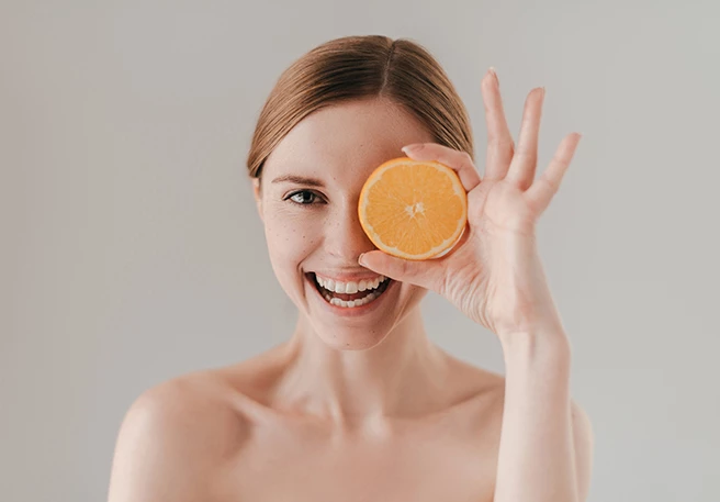 Frau mit Zitrone Vitamin C