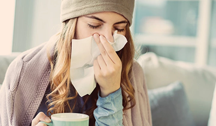 Frau putzt Nase Vitamin-D-Mangel Symptome
