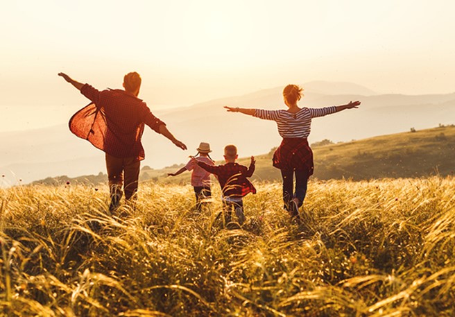 Familie bei Sonnenuntergang Spurenelement Zink