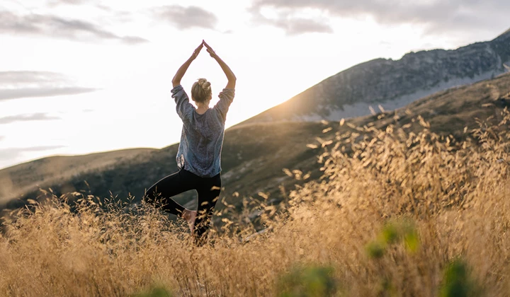 Frau macht Yoga Vitamin-D-Lebensmittel