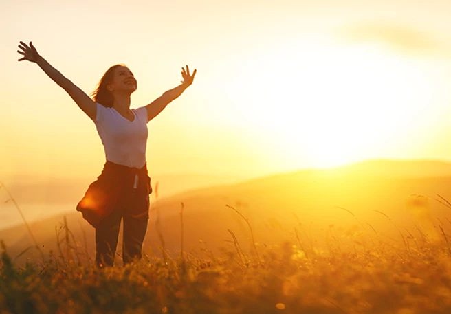 Frau vor Sonnenuntergang Vitamin D durch Sonnenlicht