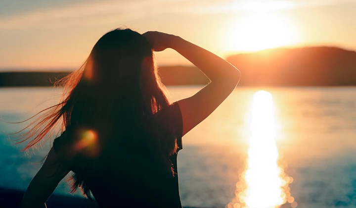 Frau am Sonnenuntergang Vitamin-D-Mangel beheben